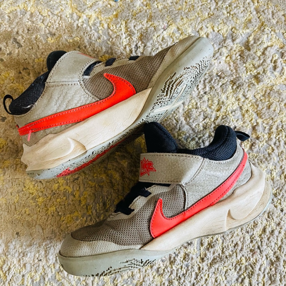 Nike Kids Team Hustle Sneakers